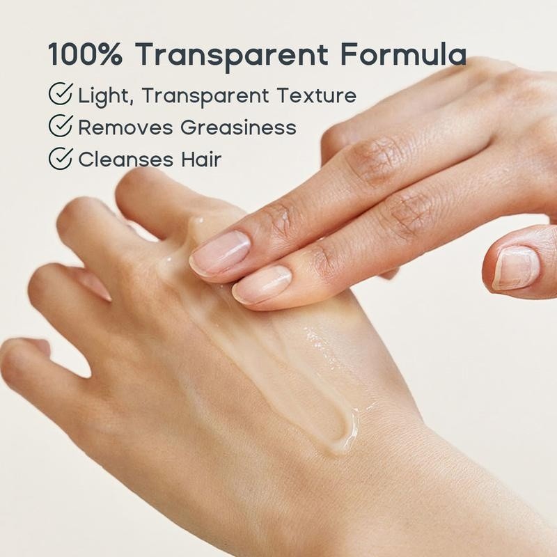 Clear gel spread on the back of a hand: a light, 100% transparent texture that removes greasiness