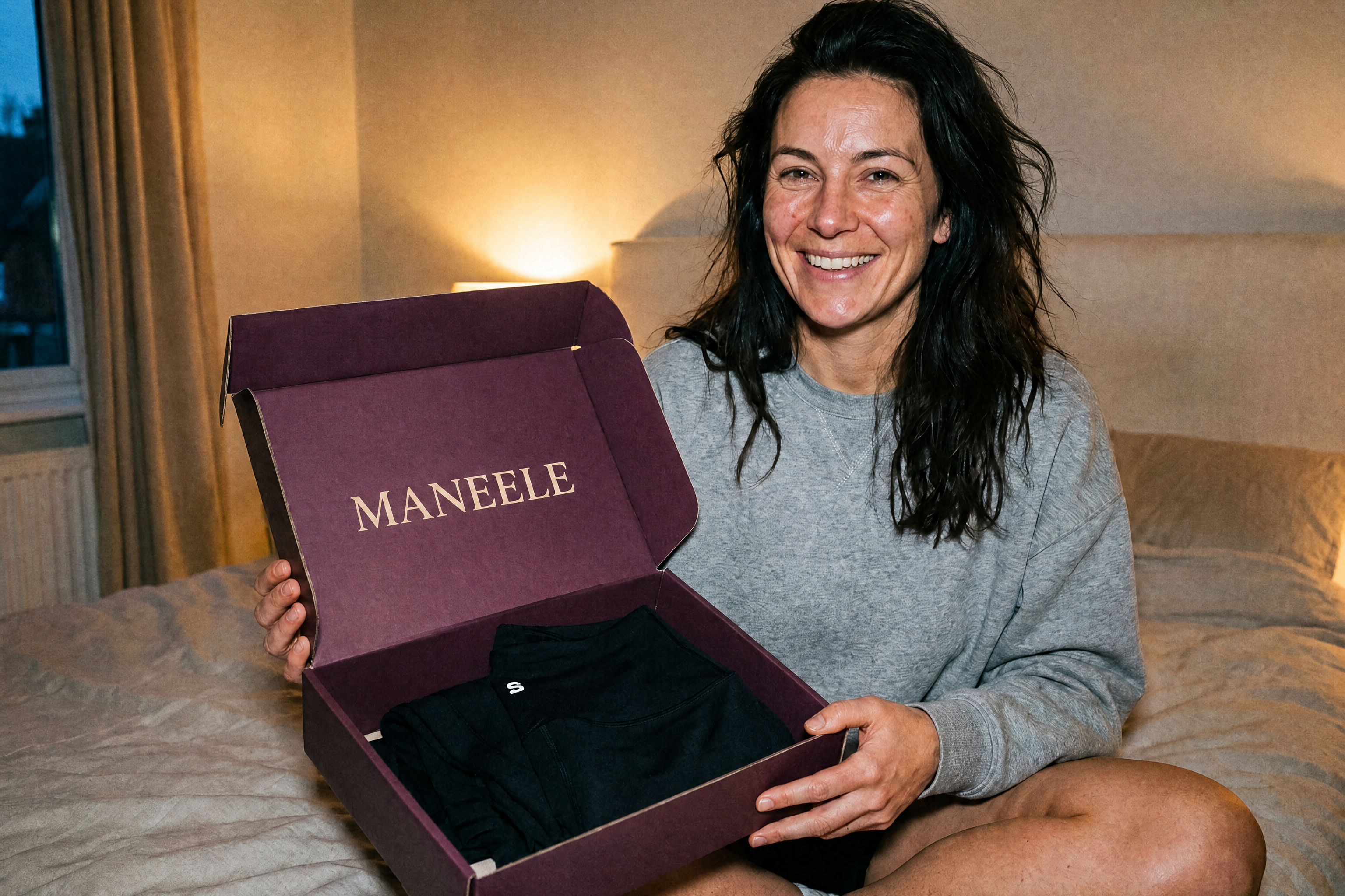 Customer unboxing her Maneele leggings